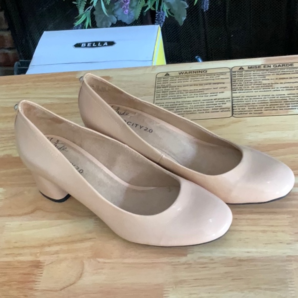 NWOB Life Stride Nude Block Heels Size 7.5